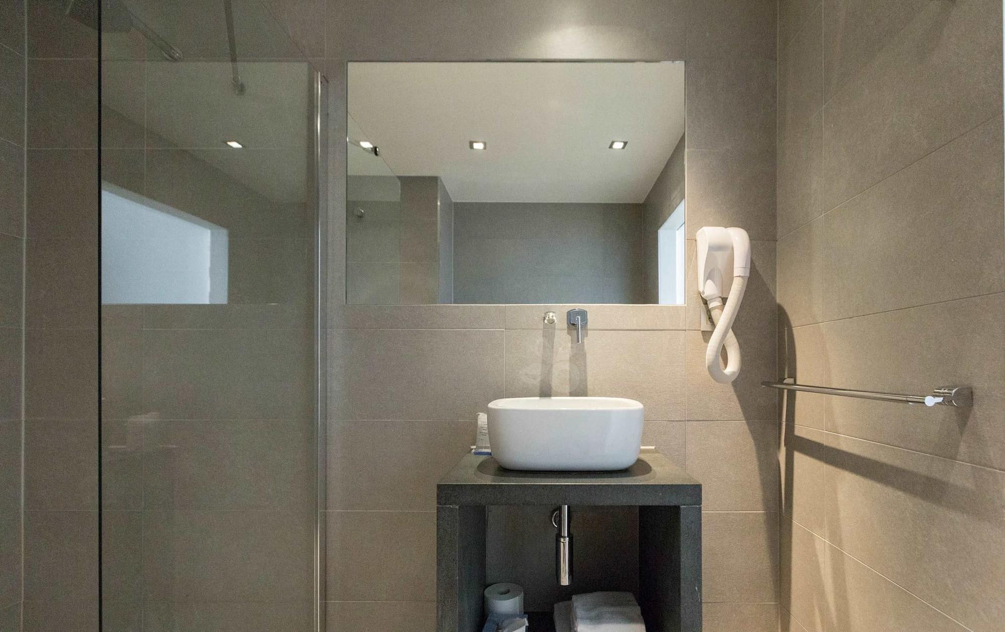 Hotel Aqua By Happyculture Saint-Gilles Bagian luar foto